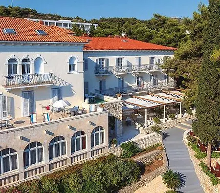 Moeesy, Blue & Oasis Hotel