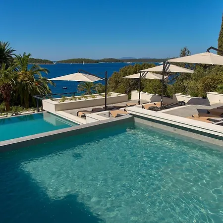Moeesy, Blue & Oasis Otel Hvar Town