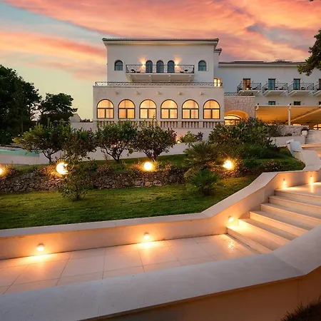 Moeesy, Blue & Oasis Hotel