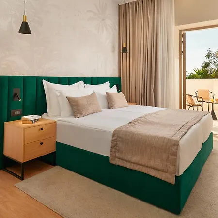 Moeesy, Blue & Oasis Hotel