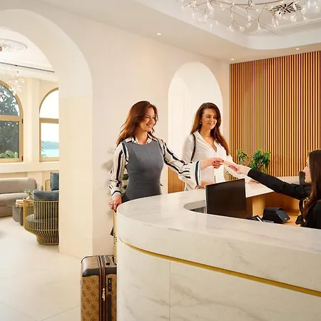 Moeesy, Blue & Oasis Hotel