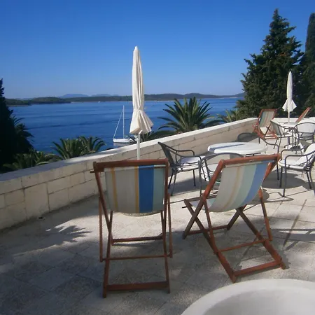 Moeesy, Blue & Oasis Hotel
