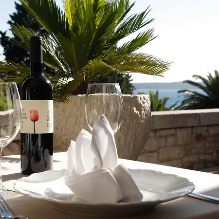 Moeesy, Blue & Oasis 5* Hvar Town
