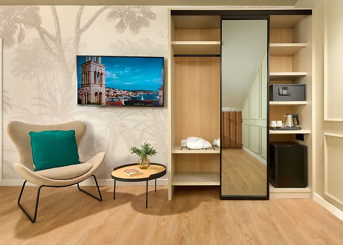 Moeesy, Blue & Oasis - Adults Only